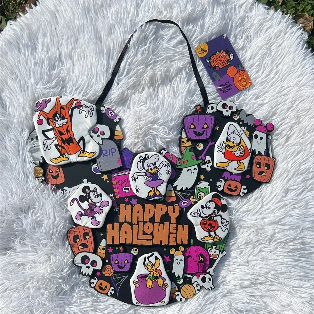 Disney Parks 2022 Mickey Mouse and Friends ''Happy Halloween” Door Wreath NEW